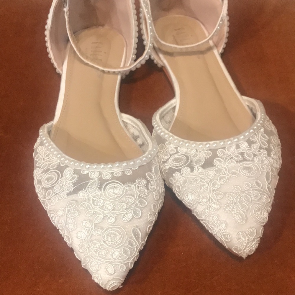 Kailee P Wedding/Bridal White Pearl & Lace Flats